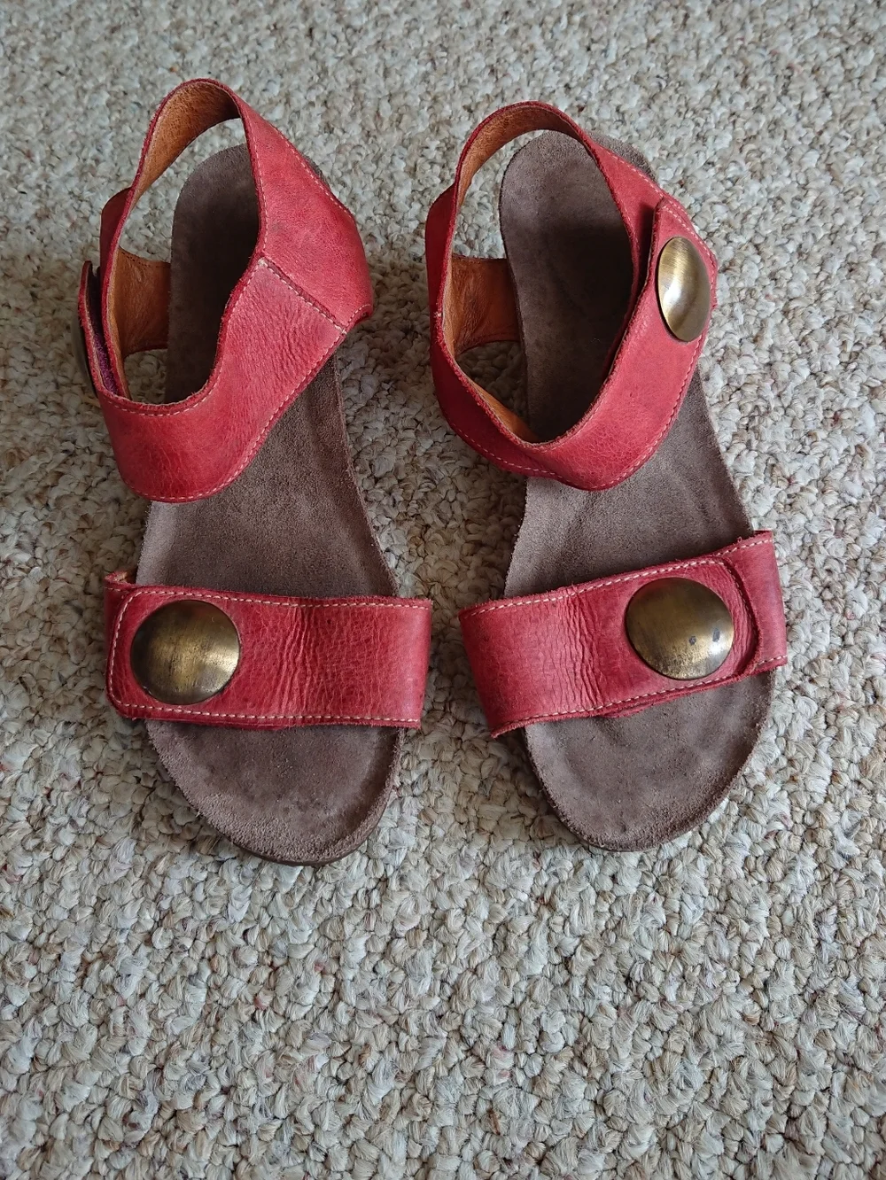 Taos Footwear the Carousel 3 Leather Ornamented Wedge Sandals in read size 7.5
